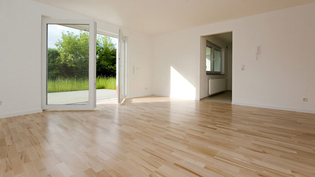 Im vollsanierten Mehrfamilienhaus Marburg Cappel sorgen die zweifach verglasten großen Fenster und bodentiefen Terassentüren für lichtdurchflutete Räume sowie für optimale Energieeffizienz.