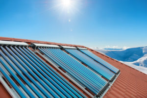 Solarthermie-Anlage in Form von Vakuumröhrenkollektoren auf dem Dach